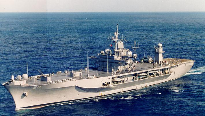 Trong khi đó, Nga đã ngăn chặn các hành động khiêu khích của tàu chiến Mỹ ở ngoài khơi Crimea, khi một nhóm gồm hai tàu chiến Mỹ (tàu khu trục USS Porter và tàu chỉ huy đổ bộ USS Mount Whitney) xuất hiện ở Biển Đen, đã bị quân đội Nga tích cực ngăn chặn ngoài khơi Crimea.