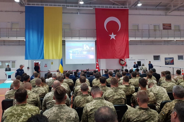 Còn ngày hôm qua, Bộ Ngoại giao Thổ Nhĩ Kỳ thông báo rằng, Ankara sẽ không bỏ qua mối quan hệ thân thiết với Ukraine, mặc dù có tương tác tích cực với Moscow, trong trường hợp xảy ra xung đột vũ trang giữa hai nước.