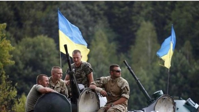 Nhưng trong thời gian gần đây, Quân đội Ukraine tại Miền Đông đã sử dụng các chiến thuật hoàn toàn khác, đó là họ tổ chức các cuộc tấn công dọc theo toàn bộ mặt trận và theo các hướng khác nhau.