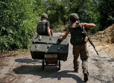 Lãnh đạo Quân đội Ukraine không đưa ra bình luận gì về trường hợp này; nhưng trước đó ít lâu, người ta đã biết về nhiều trường hợp đào ngũ hàng loạt từ mặt trận, khi các binh lính Ukraine lo sợ bị lực lượng dân quân ly khai tiêu diệt; đồng thời cuộc sống của những người lính Ukraine ở khu chiến tuyến rất khó khăn, thiếu thốn.
