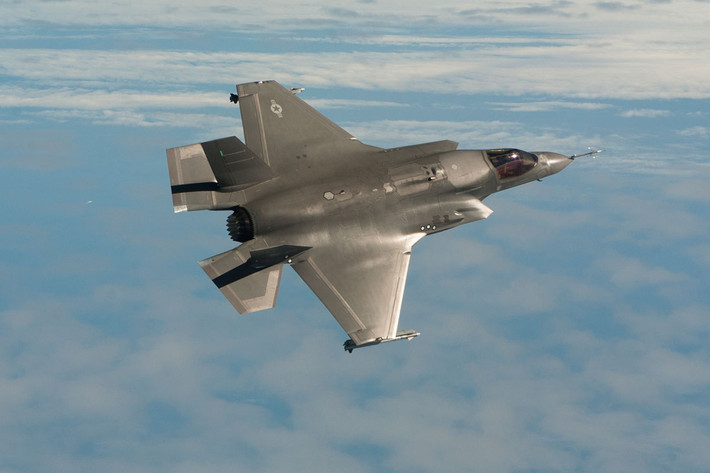 Rõ ràng là máy bay chiến đấu của Nga đã phát hiện và nhanh chóng áp sát chiếc F-35 của Anh. Nhiều khả năng, chiếc F-35B đã không thể hiện được sức mạnh của mình, vì sau đó nó buộc phải ép rời khỏi khu vực.