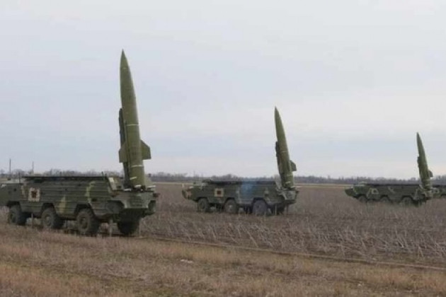 Cộng hòa Nhân dân Luhansk (LPR) tự xưng, được trang bị ít nhất ba hệ thống tên lửa tác chiến-chiến thuật Tochka-U. Đây là loại tên lửa có tầm bắn tương đối xa, mức chính xác cao; mục tiêu là các sân bay, kho tàng, trung tâm chỉ huy, khu tập trung binh lực của phía quân đội Ukraine.