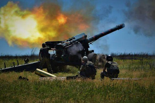 Các đơn vị Ukraine, được triển khai vài ngày trước tới khu giới tuyến theo hướng Luhansk, đã tiến hành một cuộc pháo kích kéo dài vào khu vực. Tập trung nhiều nhất của các cuộc tấn công là vào thành phố Stakhanov, nằm cách Lugansk 40 km.