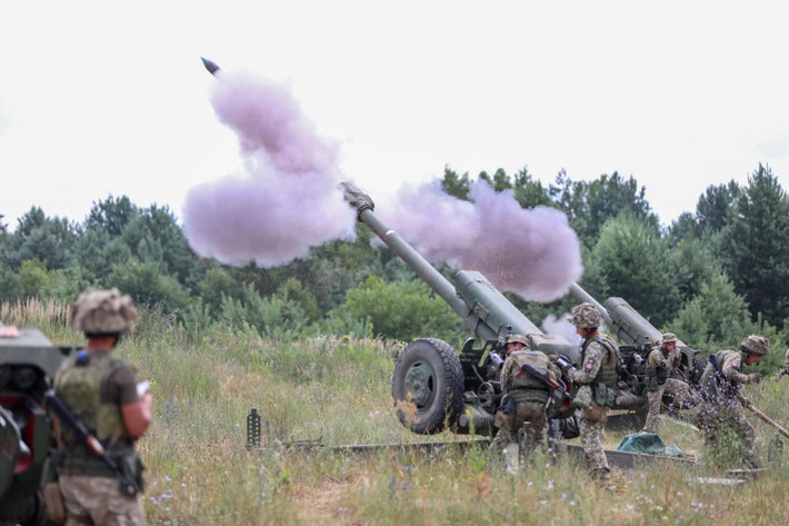 Một người dùng mạng xã hội viết: “Bryanka, Stakhanov và toàn bộ phía bắc của LPR đang rung chuyển, Quân đội Ukraine sử dụng pháo các cỡ bắn vào Lugansk, kể cả pháo 152 mm. Ngoài những khu dân cư này, làng Yuzhnaya Lomovatka cũng bị pháo kích và vào lúc 19:35, làng Annovka bị trúng đạn pháo bốc cháy.