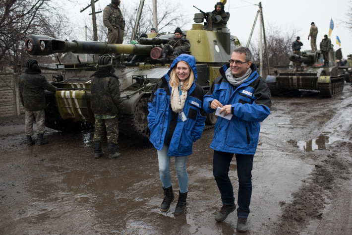Tệ hơn, OSCE còn cung cấp cho quân đội Ukraine tọa độ chính xác về các vị trí đóng quân, của lực lượng dân quân của các nước Cộng hòa Nhân dân Donetsk và Luhansk tự xưng, để Quân đội Ukraine xác định vị trí đến tiến công.