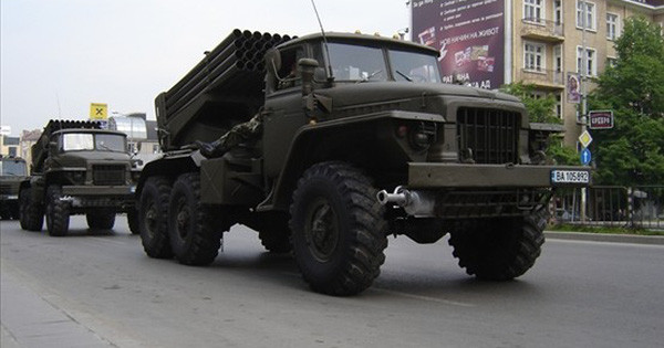 BM-21 có thể phóng từng viên hoặc phóng đồng loạt. Khẩu đội từ 3-4 người, có thể trú trong cabin để bắn, hoặc bắn từ xa qua đường cáp dài tới 64 m. Đạn nạp bằng tay và phải mất khoảng 10 phút để lắp hết 40 viên. Pháo gắn trên khung gầm xe tải quân sự hạng trung ZiL-375, nên có khả năng cơ động tương đối cao.
