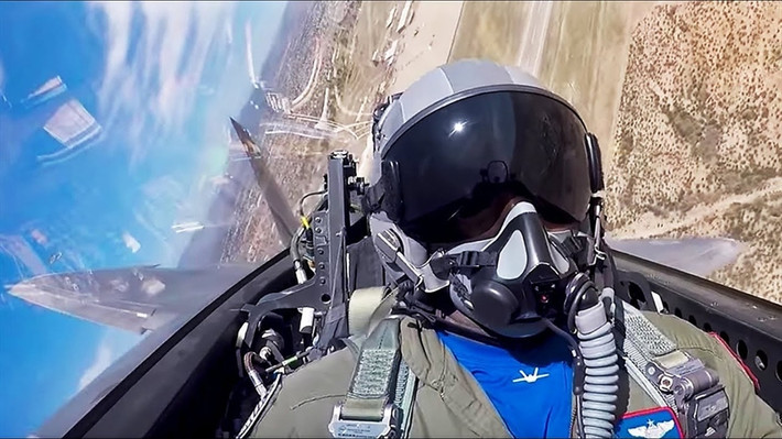 Vào thời điểm này, một cảnh báo khác phát ra với phi công chiếc F-22 “Hornet 1” rằng, máy bay của anh ta đang đối mặt với nguy cơ quá tải trọng lực, vì vậy phi công quyết định đốt cháy nhiên liệu trên không và cố gắng quay lại để hạ cánh khẩn cấp xuống đường băng.