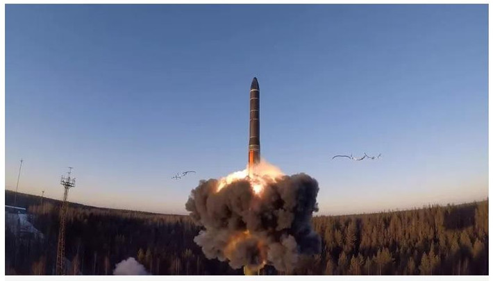 Các nhà phân tích chính trị cho rằng, nếu NATO tiếp tục gây áp lực lên Lukashenka, thì Minsk thực sự có thể yêu cầu Nga cung cấp vũ khí hạt nhân, điều này sẽ nhanh chóng làm nguội đi “sự cuồng nhiệt” của phương Tây. Tuy nhiên phía Nga khó có thể thực hiện những bước đi như vậy.