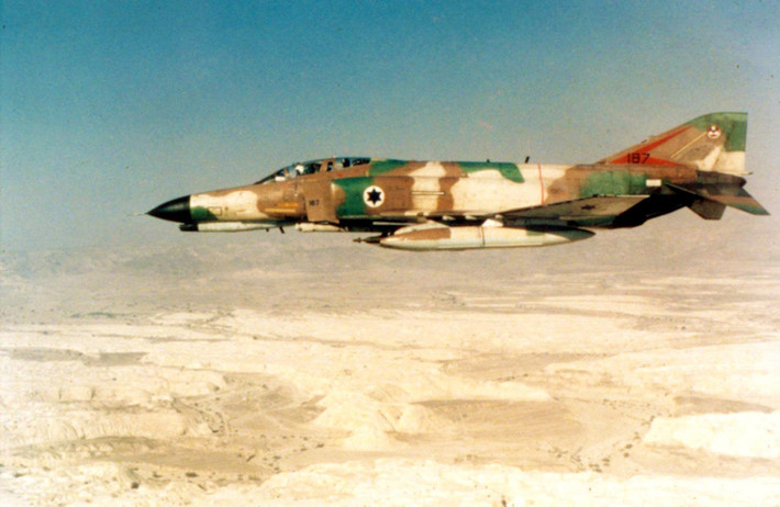Để chống lại các máy bay MiG-25 của Liên Xô, các máy bay F-4 của Israel đã tiếp cận trực diện và đạt tốc độ Mach 1,4 trước khi phóng tên lửa AIM-7E. Tuy nhiên, các tên lửa đã không thể truy đuổi chiếc Foxbats, buộc các máy bay F-4 Israel phải chấp nhận bỏ cuộc.
