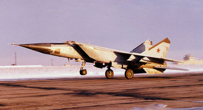 Khi MiG-25 lần đầu tiên được đưa đến điểm nóng Trung Đông, để trinh sát các mục tiêu phòng thủ dày đặc của Israel, MiG-25 đã chứng tỏ tất cả năng lực của mình. Những công nghệ phòng không có năng lực nhất của phương Tây vào thời điểm đó, cũng chỉ “bất lực” đứng nhìn MiG-25 bay trên đầu mình.