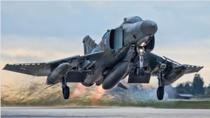 Quân đội Israel đã triển khai tại bán đảo Sinai máy bay chiến đấu F-4E Phantom, được trang bị tên lửa không đối không tầm trung AIM-7E Sparrow, dẫn đường bằng radar; dưới mặt đất, Israel bố trí các bệ phóng tên lửa phòng không MIM-23 Hawk, đều thuộc loại hiện đại nhất của Mỹ khi đó.