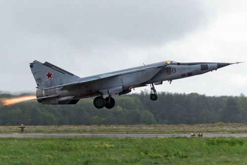 Những chiếc MiG-25 do phi công Liên Xô điều khiển, bay qua bán đảo Sinai vào tháng 11/1971, đã bay ở độ cao khoảng 24.000m; một trần bay quá cao đối với máy bay chiến đấu F-4 bay nhanh nhất và cao nhất của phương Tây khi đó có thể tiếp cận.