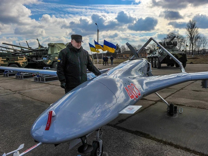 Theo số liệu chính thức của Bộ Quốc phòng Ukraine, hiện nay Kiev có 12 chiếc UAV Bayraktar TB2 và trong tương lai, nước này có kế hoạch mua thêm 24 chiếc. Ngoại trưởng Ukraine Dmytro Kuleba nói rằng, Ukraine mua UAV TB2 từ Thổ Nhĩ Kỳ là để “kiềm chế Nga và bảo vệ lãnh thổ của mình”.