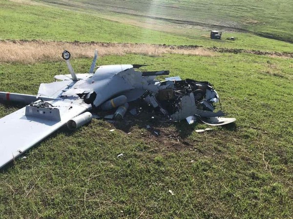Theo các chuyên gia, UAV TB2 nên được sử dụng làm phương tiện hỗ trợ chiến thuật, trong trường hợp đối phương không có hệ thống phòng không mạnh, chẳng hạn như để chống lại các lực lượng khủng bố. Nhưng với hệ thống phòng không mạnh, UAV TB2 tỏ ra không hiệu quả. Nguồn ảnh: QQ.