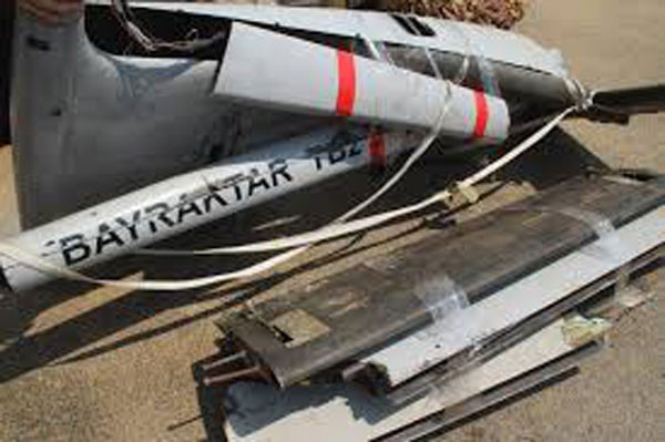 Chưa kể khi thời tiết xấu, trần mây thấp, muốn phát hiện và tiêu diệt mục tiêu, UAV TB2 phải hạ xuống độ cao thấp hơn nữa, nên càng dễ bị bắn hạ. Bài học từ những chiếc UAV CH-4 của Trung Quốc bán cho Arab Saudi bị bắn hạ ở chiến trường Yemen là một ví dụ.