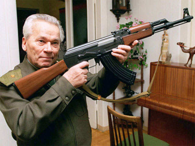Kalashnikov là một kỹ sư trẻ, mặc dù mẫu thiết kế súng trường tiến công AK-47 của ông lúc đầu không được quân đội Liên Xô ưu ái; do ông chưa học qua lớp đào tạo nào về thiết kế vũ khí.