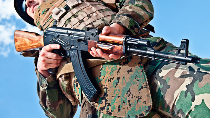 Lỗ hổng quan trọng của AK-47 là bắn gần như thiếu độ chính xác. Lúc đầu, nó cũng nặng nề và không thoải mái, vì nó được chế tạo ra một cách vội vàng ngay sau khi Thế chiến thứ hai kết thúc. Tuy nhiên những phiên bản về sau đã được cải tiến rất nhiều.