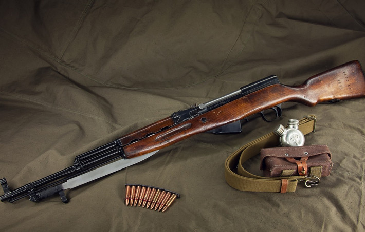 Trước hết thiết kế của CKC có vẻ là “con lai” giữa súng trường Mosin Nagant và AK-47. Đó là một khẩu súng trường bán tự động nòng dài, sử dụng hộp tiếp đạn 10 viên có thể tháo rời (đây là một cải tiến đáng kể so với khẩu Mosin Nagants thế kỷ 19 vẫn được quân đội Liên Xô sử dụng) và sử dụng đạn 7,62×39 mm mới ra đời.