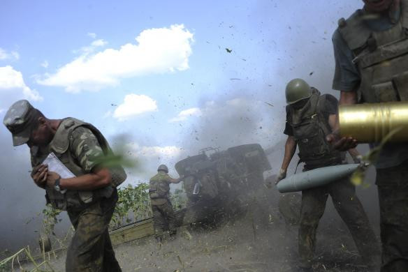 Trong hai tuần qua, Quân đội Ukraine chỉ có thể mở các cuộc tiến công vào vùng lãnh thổ DPR và LPR dọc theo khu vực giới tuyến bằng tập kích pháo binh; tuy nhiên quân đội Ukraine không dám tiến hành các cuộc tấn công bằng xe tăng hay bộ binh, do lực lượng dân quân vượt trội đáng kể.