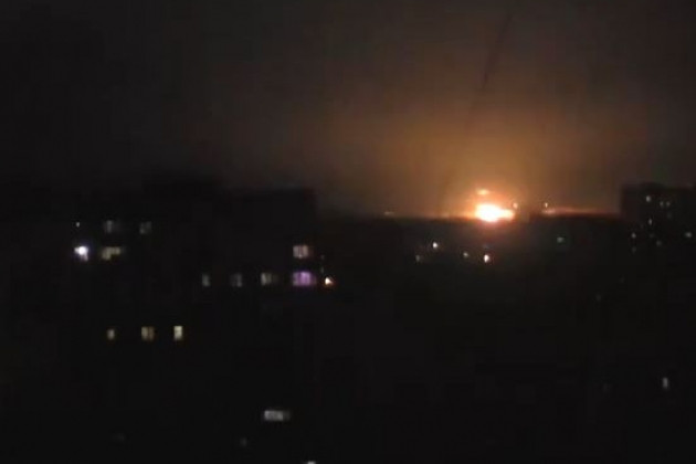 Một nguồn tin ở Lugansk cho biết: “Quân Ukraine đã đánh Lomovatka trong vài giờ rồi. Bryanka cũng bị tiến công rất mạnh; đã nhìn thấy những chớp đạn pháo nổ khắp nơi và đám cháy rất lớn; có thể là cháy xe hoặc nổ đường ống dẫn khí đốt”.