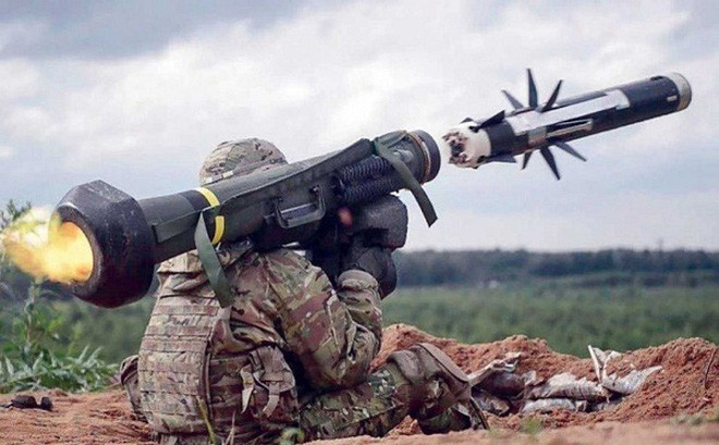 Trên đoạn video, người xem có thể thấy khoảnh khắc phóng hai tên lửa Javelin. Tên lửa đầu tiên có thể đã bắn trượt mục tiêu, nhưng quả tên lửa thứ hai được bay theo đường thẳng, đã bắn trúng một chiếc xe bọc thép. Hậu quả là một vụ nổ cực mạnh, cũng đã phá hủy chiếc xe bọc thép thứ hai đi cùng.