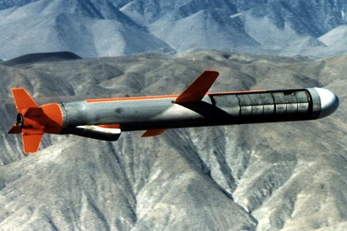 Toàn bộ radar của lực lượng phòng không Nga trong khu vực đã tập trung theo dõi chiếc E-8C này của Mỹ. Đánh giá tình hình thực tế từ những hành động của Mỹ những ngày qua, Bộ Quốc phòng Nga nhận thấy, những nguy cơ thực sự của các cuộc tấn công của Mỹ vào Donbass; và tình hình thực sự đã gần đến mức nguy cấp. Nguồn ảnh: Foxt.
