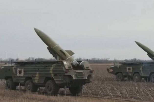 Sự thu hút của giới quan sát càng tăng lên, khi Quân đội Ukraine đã đưa một số hệ thống tên lửa chiến thuật Tocka-U đến khu vực Donbass, và ngoài ra họ còn tích cực sử dụng máy bay không người lái tấn công Bayraktar TB2, mới nhập từ Thổ Nhĩ Kỳ.