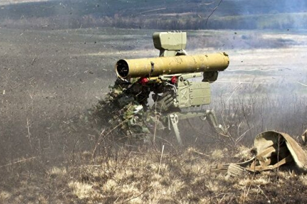 Trong bối cảnh lực lượng quân đội Ukraine triển khai vài chục xe tăng dọc theo chiến tuyến xung đột, các đơn vị dân quân cộng hòa nhân dân Donetsk (DPR) tự xưng, đã xây dựng nhiều trận địa tên lửa chống tăng có điều khiển (ATGM) trên dọc chiến tuyến; nhằm sẵn sàng ngăn chặn Quân đội Ukraine tiến công vào các vùng lãnh thổ DPR.