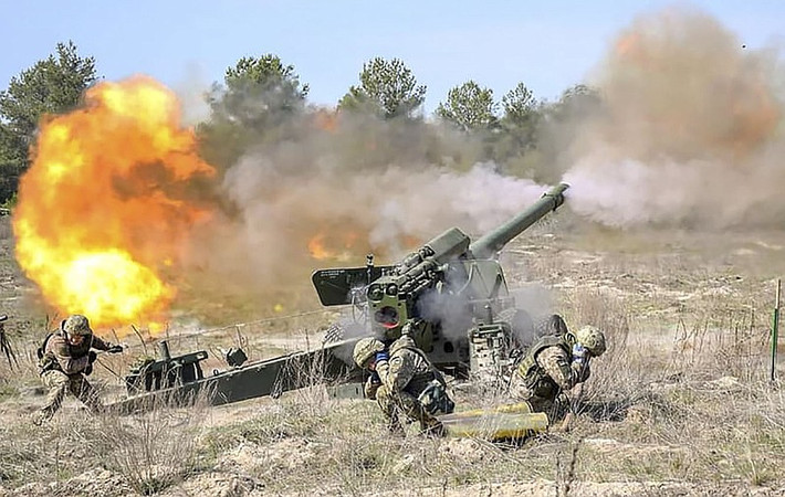 Trên mạng xã hội, các cư dân tại nước cộng hòa tự xưng Lugansk viết: “Pháo quân Ukraine bắn phá dữ dội tại vòng cung Svetlodar, nam Lomovatka và các khu định cư gần đó bị nã pháo 152 ly”.