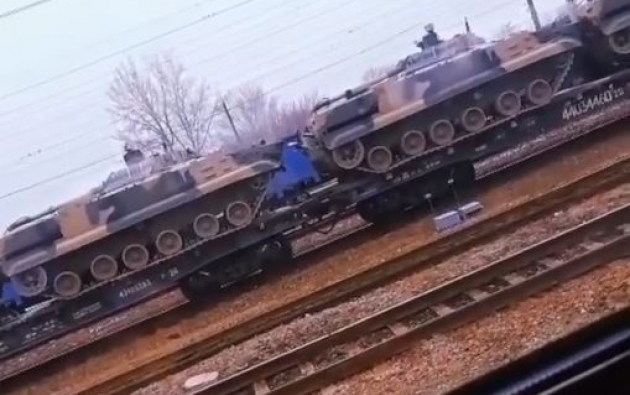 Trên một đoạn video được người dân đi đường quay được và đăng trên mạng xã hội, người xem có thể thấy nhiều loại thiết bị quân sự và xe bọc thép khác nhau được vận tải bằng đường sắt, bao gồm xe tăng, xe chiến đấu bộ binh, máy kéo, xe cẩu, xe tải quân sự, v.v.