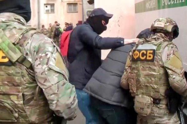 Hôm 2/12 vừa rồi, Hãng tin Nga Sputnik trích dẫn tuyên bố cùng ngày của FSB cho hay: “Hai gián điệp của cơ quan an ninh Ukraina (SSU) đã bị bắt là Zynovyy Koval, sinh năm 1974 và con trai Igor Koval, sinh năm 1999.