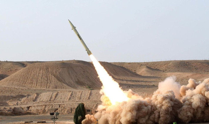 Mặc dù Iran phụ thuộc rất nhiều vào kho vũ khí tên lửa đạn đạo, có thể tấn công các căn cứ quân sự của đối phương trên khắp khu vực Trung Đông trong trường hợp xảy ra xung đột. Nhưng họ cũng tích cực phát triển các loại tên lửa hành trình chống hạm, để vô hiệu hóa các tàu sân bay của đối phương, làm giảm nguy cơ bị tiến công từ hướng biển.