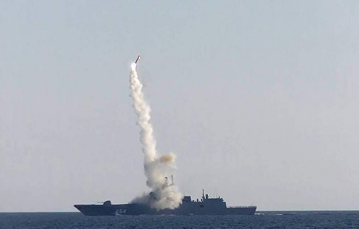 Trong bối cảnh như vậy, Tổng thống Putin đã tuyên bố về vũ khí siêu thanh mới: “Hiện chúng tôi đã thử nghiệm và đã thành công, và từ đầu năm tới, chúng tôi sẽ trang bị tên lửa siêu thanh với tốc độ Mach 9, cho lực lượng Hải quân”.