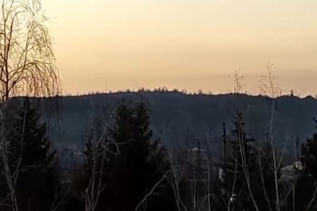 Cũng sau một ngày tương đối yên ổn ở chiến trường Donbass, quân đội Ukraine tiếp tục thực hiện các cuộc tấn công mạnh mẽ bằng súng cối và pháo hạng nặng vào vùng ngoại vi của các khu dân cư Horlivka, Dokuchaevsk và Donetsk.