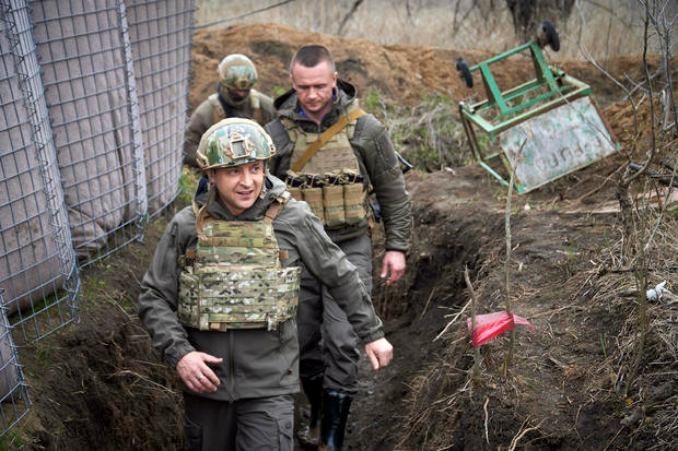 “Theo suy nghĩ của tôi, Tổng thống Zelensky muốn thiết quân luật ở Ukraine từ ngày 1/12. Trò lừa đảo vi hiến này của Zelensky dưới những dòng chữ hư cấu, chỉ nhằm mục đích bóp nghẹt quyền tự do ngôn luận và hạn chế quyền hiến định của công dân, để phản đối các nhà cầm quyền tham nhũng”; Lyashko nói.