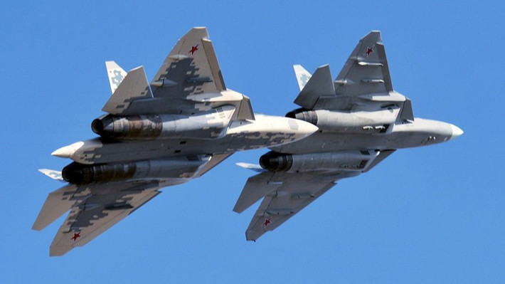 Số chiến đấu cơ Su-57 hiện đang được coi là một máy bay chiến đấu thế hệ thứ năm, nhưng khung máy bay đã được sử dụng để thử nghiệm một số vũ khí có công nghệ thế hệ thứ sáu, trong đó có tên lửa siêu thanh, trí tuệ nhân tạo (AI), không người lái.