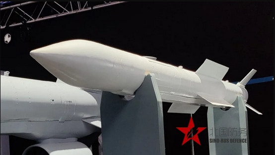 Hệ thống APAA của tên lửa K-77M đã giải quyết hiệu quả vấn đề này, vốn từ lâu đã trở thành nhược điểm chính của tên lửa không đối không tầm xa; điều này có thể khiến K-77M duy trì được “tầm bắn không thoát” dài nhất, so với bất kỳ tên lửa không đối không nào trên thế giới.