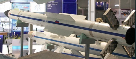 Tầm bắn của K-77M nằm giữa khoảng PL-15 của Trung Quốc (200-300km) và AIM-120D của Mỹ (160-180km), mang lại lợi thế về tầm bắn thoải mái so với các máy bay chiến đấu của phương Tây.