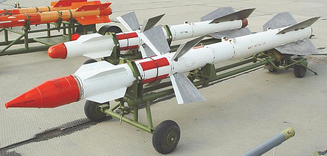 Hầu hết các máy bay chiến đấu của Nga (bao gồm cả số Su-35 tiên tiến nhất hiện nay), đều sử dụng tên lửa không đối không tầm xa R-27; đây là biến thể dựa trên hiện đại hóa, dựa trên loại tên lửa được Liên Xô phát triển từ thời kỳ Chiến tranh Lạnh.