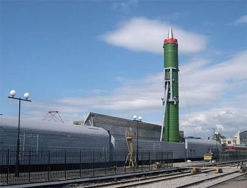 Ukraine không chỉ được trang bị 3 loại tên lửa này, mà họ còn có khả năng tiếp tục nghiên cứu phát triển và sản xuất. Đặc biệt, việc phát triển và sản xuất tên lửa SS-24 ở Ukraine, khiến Nga không thể tiếp tục bảo dưỡng, nâng cấp các đoàn tàu tên lửa SS-24 của chính mình và buộc phải cho các tên lửa này loại biên.