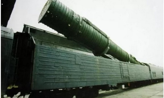 “Đoàn tàu tử thần” SS-24 là đoàn tàu tên lửa chiến lược duy nhất được triển khai trong chiến đấu thực tế trên thế giới. Mỗi đoàn tàu có 20 toa, bao gồm chỉ huy, phóng và hỗ trợ kỹ thuật; trong đoàn tàu này có 3 toa phóng, mỗi toa có một tên lửa.