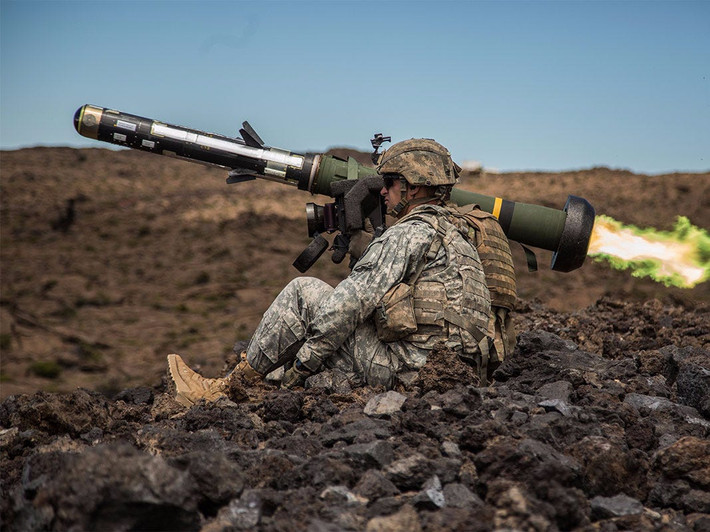 Tên lửa Javelin là vũ khí chống tăng thế hệ 3 đầu tiên, do liên doanh Raytheon-Lockheed Martin sản xuất, có thể bắn theo tư thế vác vai, hoặc lắp trên xe cơ giới. Raytheon chịu trách nhiệm chế tạo về khối điều khiển (CLU), hệ thống dẫn đường, phần mềm quản lý kỹ thuật của hệ thống.
