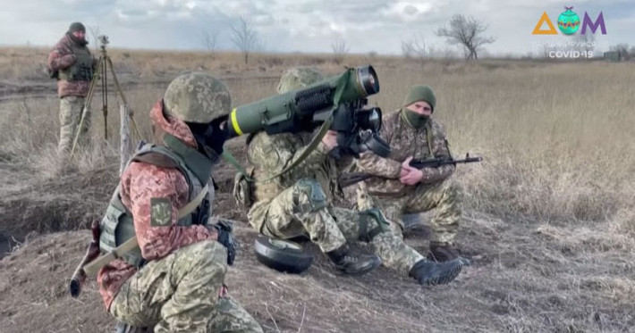 Người phát ngôn Quân đội Ukraine trả lời phỏng vấn của truyền thống Ukraine cho biết: “Thông tin về việc sử dụng UAV TB2 và tên lửa chống tăng Javelin trong khu vực Miền Đông là thông tin bị hạn chế truy cập và không thể tiết lộ”.