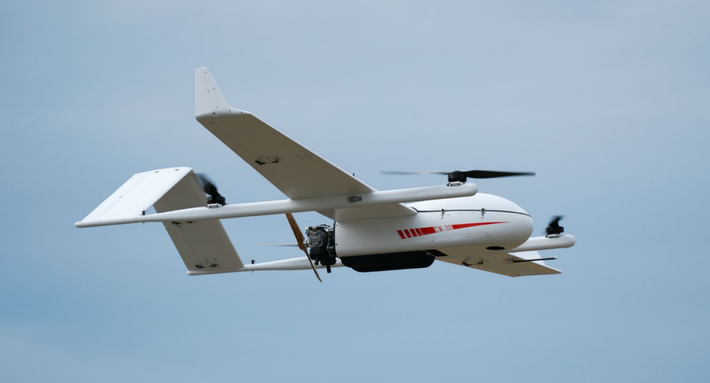 Bài viết trên tờ Sina đã so sánh những điểm giống nhau giữa Rainbow-804D với UAV của Mỹ như đều có cánh thẳng, nẹp đuôi kép hình chữ V ngược, cánh quạt ở phía sau thân máy bay và bốn cánh quạt cất và hạ cánh thẳng đứng có hình dáng và đặc điểm “giống hệt nhau”.