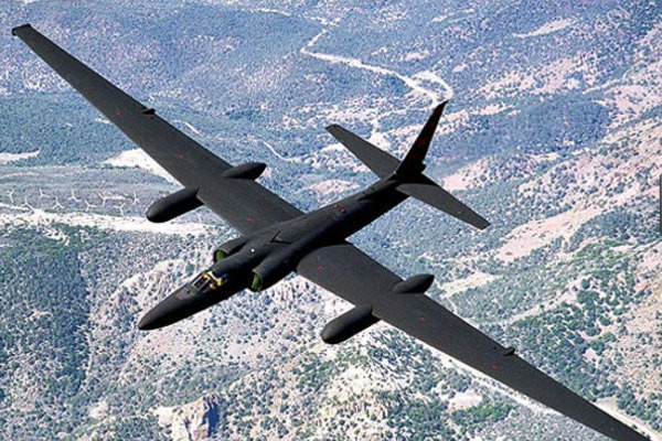 Các nhà thiết kế của U-2, tại bộ phận máy bay thử nghiệm “Skunk Works” của Lockheed, đã giải quyết một phần vấn đề này, bằng cách tạo cho nó một sải cánh khổng lồ dài 31 mét.