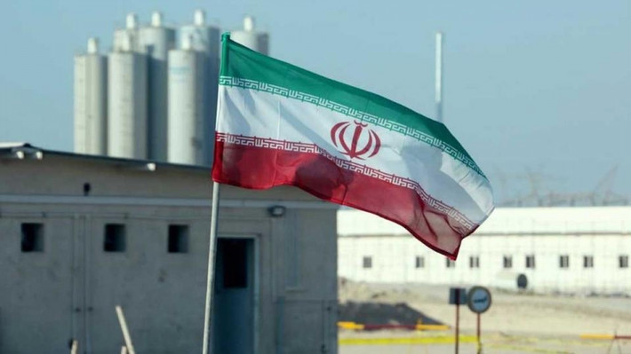 Israel lúc này cũng được cho là quốc gia tích cực ủng hộ chương trình hạt nhân của Iran; chương trình sẽ cung cấp cho “đồng minh duy nhất” trong khu vực (lúc này Iran có mối quan hệ thân thiết với Israel), loại vũ khí răn đe, để chống lại “kẻ thù chung” trong khu vực.