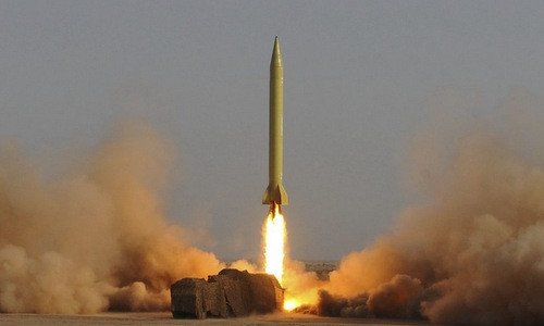 Lý do lúc này, Iran là đồng minh quan trọng của Mỹ và phương Tây ở khu vực Trung Đông; nhưng quan trọng hơn, Mỹ muốn Iran sở hữu vũ khí hạt nhân, thay vì các biện pháp ngăn cản; mặc dù việc Iran sở hữu vũ khí hạt nhân, được coi là mối đe dọa đối với an ninh quốc tế.