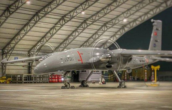 Ấn phẩm Defense Express đưa tin: “Việc lựa chọn Akinci để trang bị cho Quân đội Ukraine có vẻ hợp lý nhất và thực tế nhất trong điều kiện Không quân và Hải quân đã có UAV Bayraktar TB2 trong biên chế cùng với một kho vũ khí chính xác cao tương ứng, có thể được lắp đặt trên UAV Akinci.