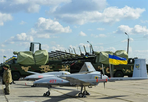 Còn theo các nhà quan sát, để chiếm ưu thế trên không bằng UAV, phía Ukraine phải có ít nhất 60 chiếc UAV TB2, nhưng số lượng hiện tại của họ chỉ là 6 chiếc, như vậy không khác gì “muỗi đốt”; bên cạnh đó vũ khí dùng cho loại UAV này cũng rất đắt, nên mấy ngày chiến sự vừa qua, Ukraine chỉ dùng UAV TB2 để quan sát và sửa bắn cho pháo binh.