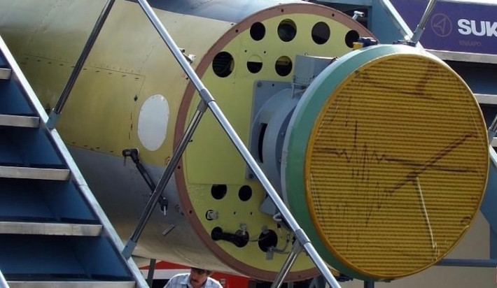 Cảm biến chính của Su-35 là radar Irbis-E tương đối nổi tiếng. Irbis-E sử dụng cả phương pháp quét điện tử và cơ học, với một mảng ăng ten thụ động theo từng giai đoạn, được gắn trên bộ dẫn động thủy lực hai trục.